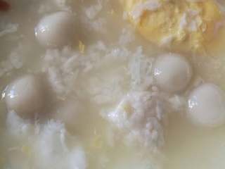 11、醪糟小汤圆,下醪糟,捣成小块,加糖。出锅。