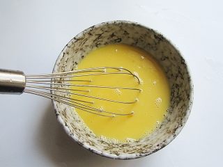 3、虾皮秋葵水蒸蛋，补钙又美味,蛋液打好搅拌均匀，本菜谱里蛋液不用过筛