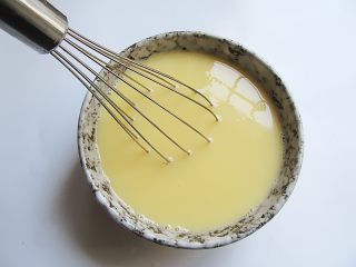 5、虾皮秋葵水蒸蛋，补钙又美味,将盐水倒入鸡蛋液中，搅匀