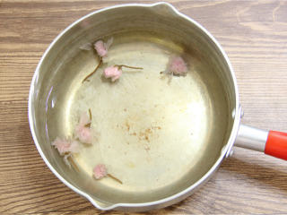 1、抹茶心形小蛋糕,腌渍樱花先放入清水中浸泡。