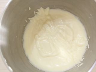 5、抹茶心形小蛋糕,用电动打蛋器搅打至浓稠，提起打蛋器滴落下来的蛋液可以出现纹路，并且不会轻易消失，能写出“8”字。