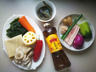 1、麻辣香锅,将所有的主食材准备好。