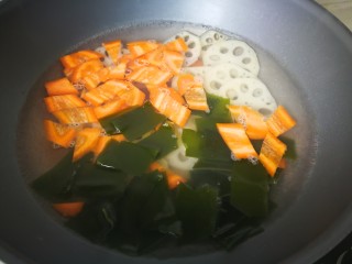 5、麻辣香锅,锅中放入适量的清水，放入胡萝卜莲藕和海带，煮至九分熟。捞出来后控干水分。