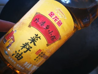 7、麻辣香锅,锅中放入两勺菜籽油。