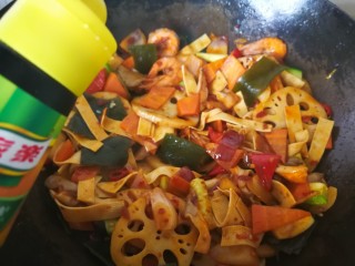 18、麻辣香锅,放入适量的生抽。