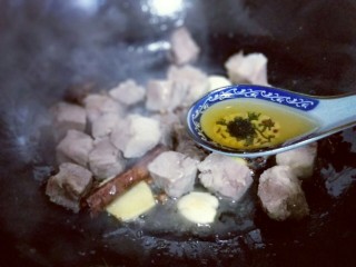 7、做年货＋养生-增强免疫力的牛肉萝卜煲,加入料酒。(可以适当多加一些)