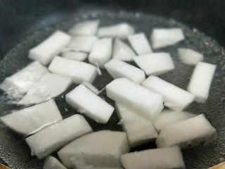 11、做年货＋养生-增强免疫力的牛肉萝卜煲,切好的白萝卜焯水，锅中加入清水烧开后，加入切好的白萝卜，再次烧开立即捞出。