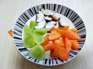 10、做年货＋养生-增强免疫力的牛肉萝卜煲,胡萝卜，莴笋去皮切菱形块，香菇洗干净切片。