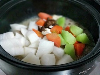 14、做年货＋养生-增强免疫力的牛肉萝卜煲,这时牛肉已经炖的烂糊了，加入萝卜，胡萝卜，莴笋，香菇，炖煮10分钟。