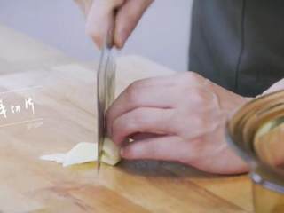 3、玫瑰叉烧煲仔饭,洋葱、姜切片，葱切段，蒜压碎