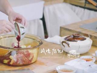 4、玫瑰叉烧煲仔饭,加入叉烧酱、玫瑰腐乳、五香粉、糖、红曲粉、玫瑰露酒、香菜、鸡蛋