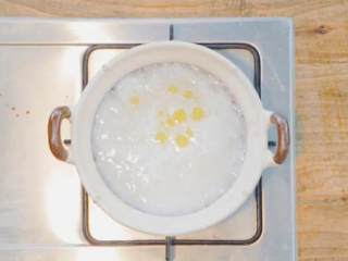 12、玫瑰叉烧煲仔饭,将米洗干净浸泡15分钟，加入少许油搅拌均匀盖盖儿煮饭