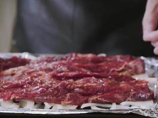 10、玫瑰叉烧煲仔饭,再将肉条铺在洋葱上，进烤箱180度烤20分钟