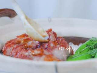 14、玫瑰叉烧煲仔饭,再煎一个单面荷包蛋；最后依次将芥兰、叉烧、煎蛋铺在米饭上，淋上酱汁加香菜叶装饰即可