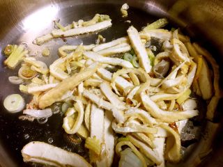 4、打卤面,放入油豆腐丝翻炒均匀