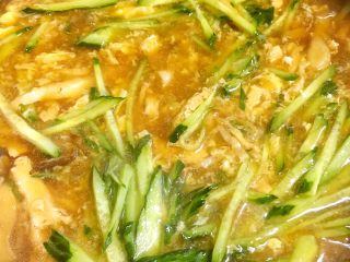 10、打卤面,滑入蛋液关火，放入黄瓜丝