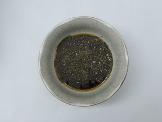 2、烤脆皮鸡,耗油、酱油、盐、黑椒碎、料酒搅拌均匀待用