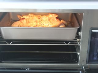 9、烤脆皮鸡,烤箱提前预热，上下火180度先预热10分钟，放入准备好的鸡，180度1小时，先烤里面那一面，烤25分钟