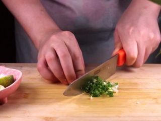 10、往青椒里塞入半斤金针菇，这味道绝了！,一小颗葱切成葱花备用。