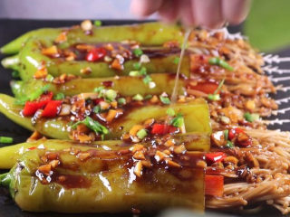 21、往青椒里塞入半斤金针菇，这味道绝了！,再挤个青桔汁淋在请教金针菇上味道更赞哦，这里如果没有青桔的话，也可以用柠檬汁或者是醋来代替哦。