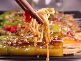 24、往青椒里塞入半斤金针菇，这味道绝了！,简单又美味的做法分享给你，如果您也喜欢的话，有空的时候不妨也试试哦，这道菜拿来配饭下酒都是非常棒的呢。