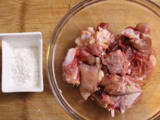 3、台式三杯鸡,在鸡腿表面抹上生粉 小技巧 ①鸡翅表面抹生粉是因为生粉可以吸附鸡腿表面的水分,让鸡腿下锅不会炸锅,另外是生粉在80°c的温度左右下会凝固,让鸡翅表面凝结,这样可以锁住鸡翅内部的水分,吃起来更加鲜嫩多汁。