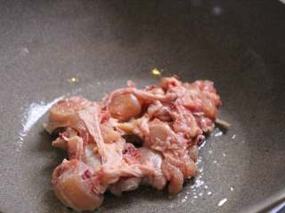 4、台式三杯鸡,下鸡肉,中小火烧制,等待大约半分钟左右,将鸡肉炒翻面。