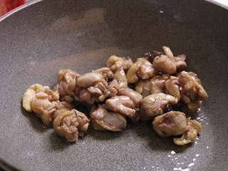 5、台式三杯鸡,改大火,慢慢将鸡肉炒至到金黄色。