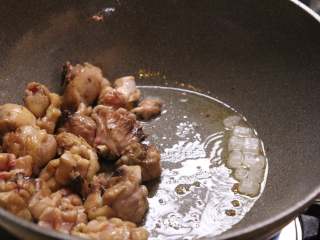 6、台式三杯鸡,倒入冰糖,小火炒冰糖,炒焦糖色出来就可以