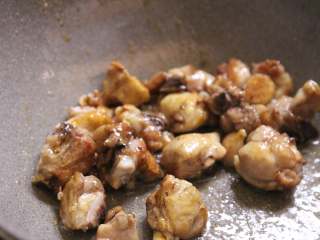 7、台式三杯鸡,将冰糖和鸡肉混匀,让鸡肉表面都有一层糖浆。