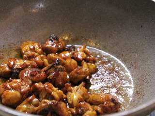 8、台式三杯鸡,加入老抽上一个颜色