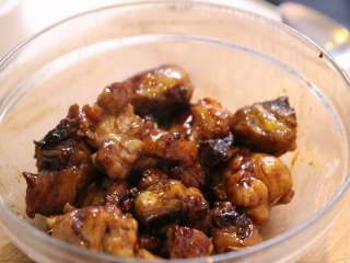 9、台式三杯鸡,上完色的鸡肉盛出来,放凉待用