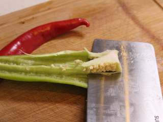 10、台式三杯鸡,红椒去籽切三角形