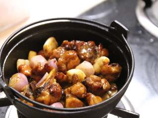 14、台式三杯鸡,混匀后慢慢烧制一分钟