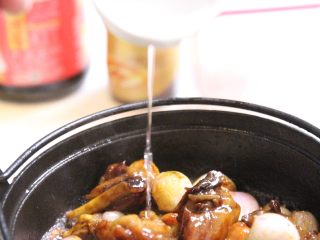 16、台式三杯鸡,烧热半分钟后,倒入三杯之白米酒