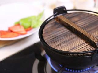 18、台式三杯鸡,盖上盖子中小火焖煮3分钟