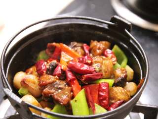 19、台式三杯鸡,倒入青红椒以及干辣椒,炒均匀