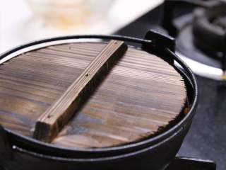 21、台式三杯鸡,再盖上盖子焖煮一分钟即可