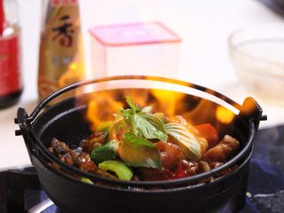 22、台式三杯鸡,喜欢在最后加入少于二锅头,让三杯鸡的酒味更加香浓,如果不喜欢,这一步可以省略掉。