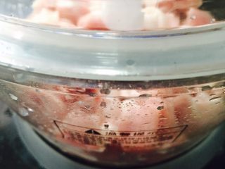 1、鱼香茄饼,猪肉洗干净后放入绞肉机绞成碎末