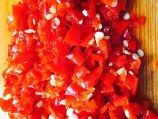 6、鱼香茄饼,将泡辣椒切碎备用