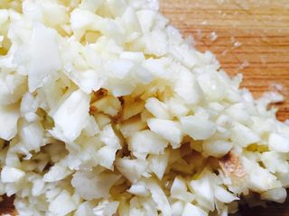 8、鱼香茄饼,大蒜剥皮洗干净后切成碎末备用
