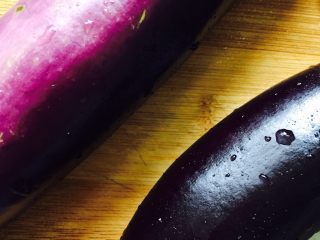 10、鱼香茄饼,准备好两根长条茄子洗干净