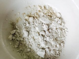 12、鱼香茄饼,碗中准备好干淀粉