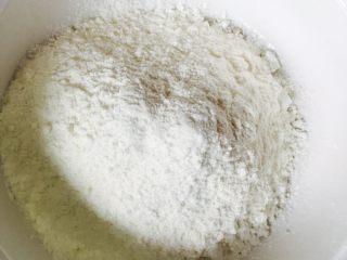 13、鱼香茄饼,再倒入差不多数量的面粉（普通面粉)混合搅拌均匀