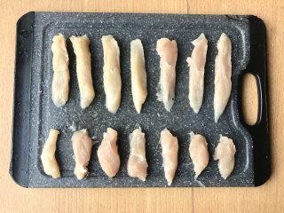 2、糖醋菜+糖醋鸡胸肉,先来处理鸡胸肉。将鸡胸肉切成手指大小。