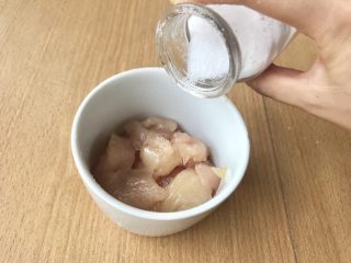 3、糖醋菜+糖醋鸡胸肉,用盐进行腌制。只用盐就可以了，腌制半小时。