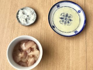 4、糖醋菜+糖醋鸡胸肉,磕好一个鸡蛋的蛋清在一个碟子中。将腌制好的鸡胸肉，淀粉，蛋清摆成三角方便操作。