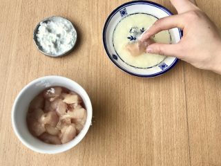 5、糖醋菜+糖醋鸡胸肉,先将鸡胸肉沾上蛋清，一定要全沾上。用蛋清比全蛋更低脂哦～