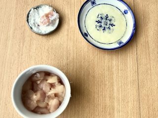 6、糖醋菜+糖醋鸡胸肉,然后将沾满蛋清的鸡胸肉转移到淀粉碟中轻轻的沾满表面即可。